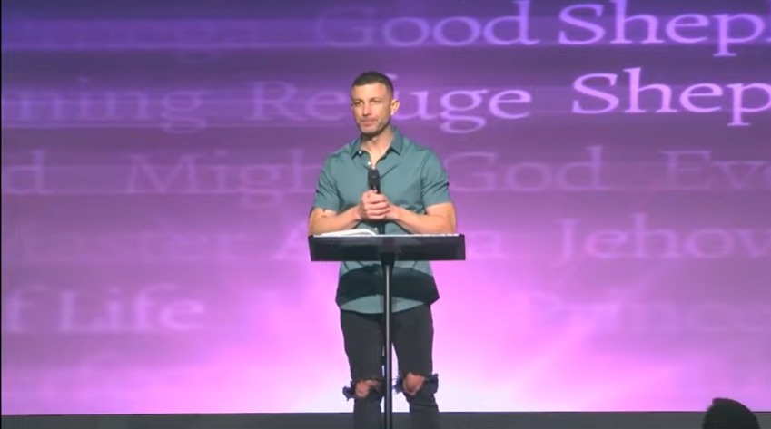 Pastor Tavner Smith arrecada fundos para nova igreja após falência