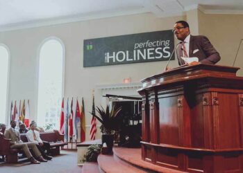 Pastor é afastado após denúncias de mensagens impróprias