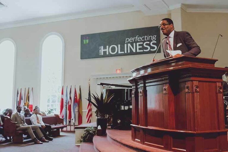 Pastor é afastado após denúncias de mensagens impróprias