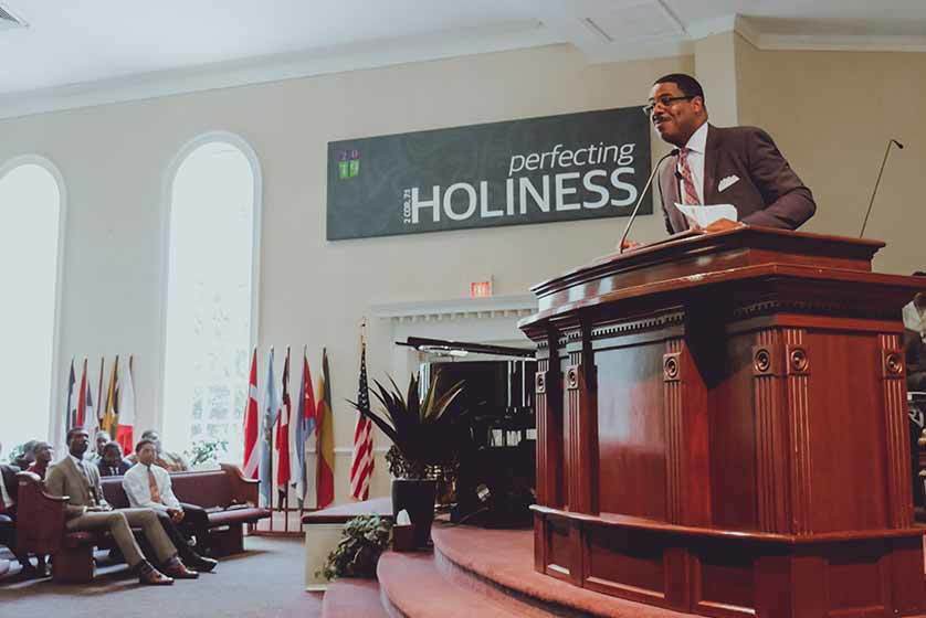 Pastor é afastado após denúncias de mensagens impróprias