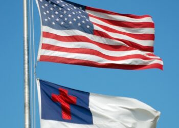 Corpo de bombeiros retira bandeira cristã após pressão
