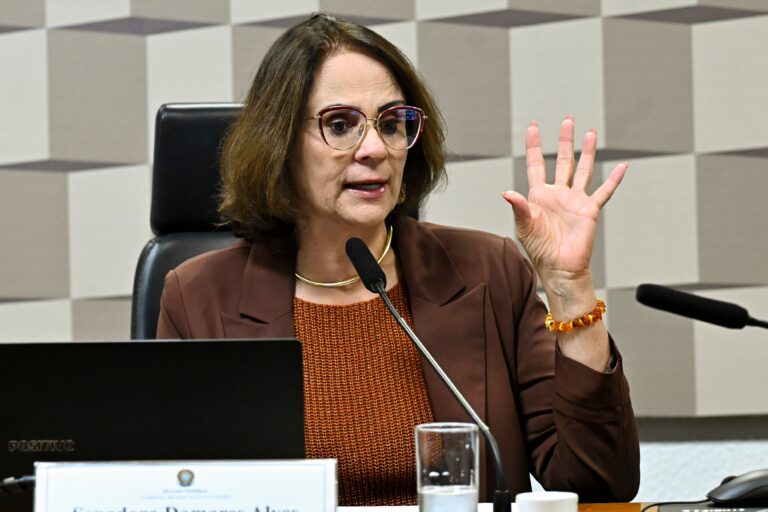 Damares Alves pede investigação sobre mortes de crianças yanomami
