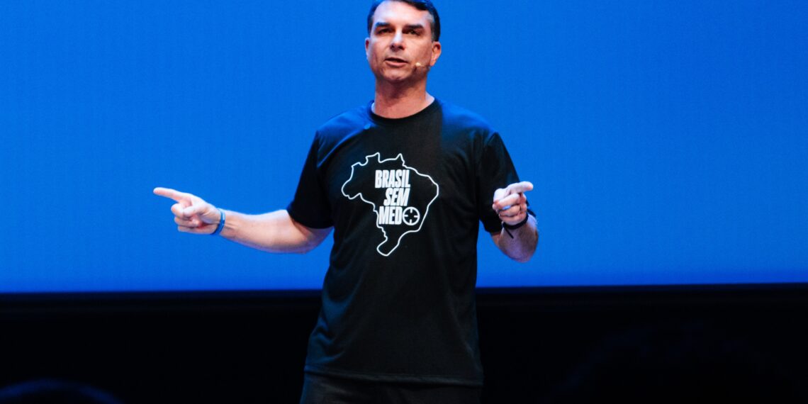 Campanha de Flávio Bolsonaro troca marqueteiros em nova estratégia