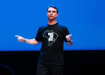 Campanha de Flávio Bolsonaro troca marqueteiros em nova estratégia