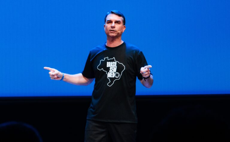 Campanha de Flávio Bolsonaro troca marqueteiros em nova estratégia