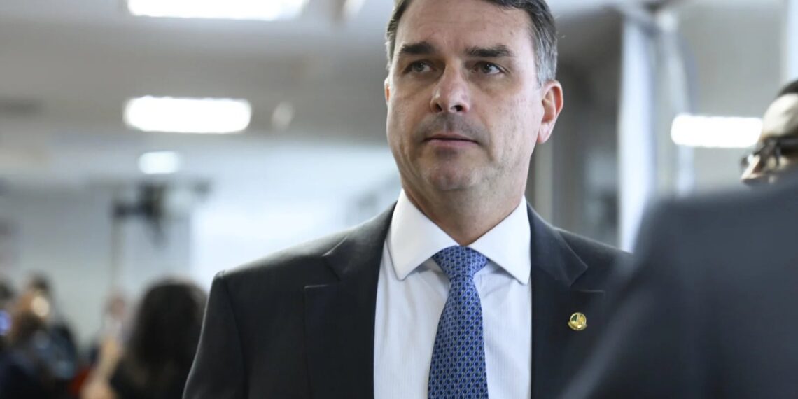 Flávio Bolsonaro critica estrutura da PF em investigação de Lulinha