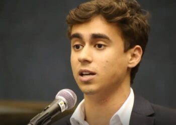 Justiça condena Nikolas Ferreira a indenizar o PT por ofensas