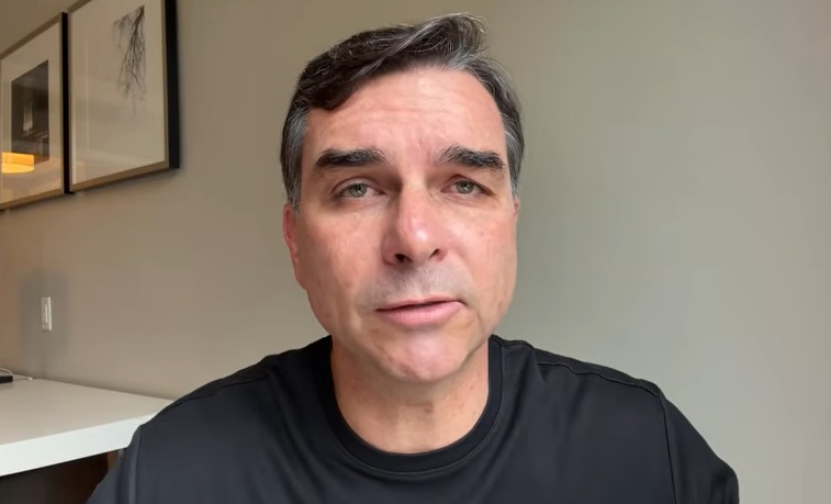 Flávio Bolsonaro respeita decisão do PP e busca vice até 5 de agosto
