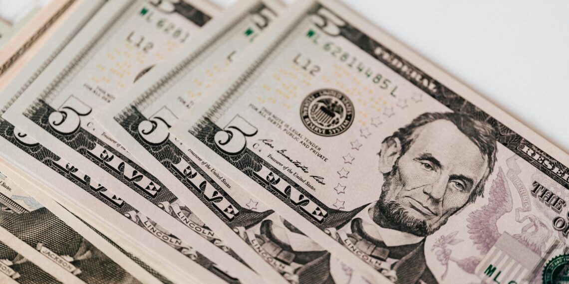 Dólar opera em alta, com investidores atentos ao tarifaço e à espera de novos dados econômicos; Ibovespa cai