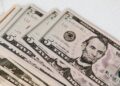 Dólar opera em alta, com investidores atentos ao tarifaço e à espera de novos dados econômicos; Ibovespa cai
