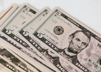 Dólar opera em alta, com investidores atentos ao tarifaço e à espera de novos dados econômicos; Ibovespa cai
