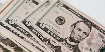 Dólar opera em alta, com investidores atentos ao tarifaço e à espera de novos dados econômicos; Ibovespa cai