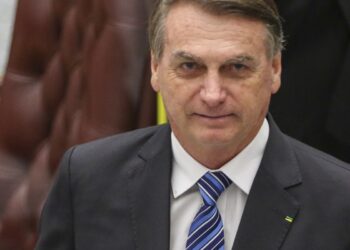 Alexandre de Moraes decide manter Bolsonaro em prisão domiciliar