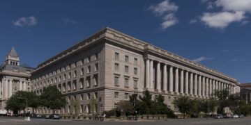 Juíza anula acordo entre Trump e Receita Federal dos EUA que renderia benefícios fiscais ao presidente e o acusa de manipular o judiciário