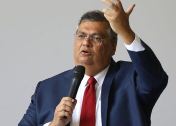 Dino bloqueia R$ 119 milhões de Valdemar por suspeitas em emendas