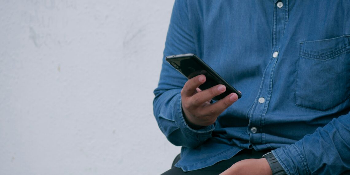 Uso de internet chega a 90,5% dos brasileiros, e diferença cai entre áreas urbanas e rurais, diz IBGE