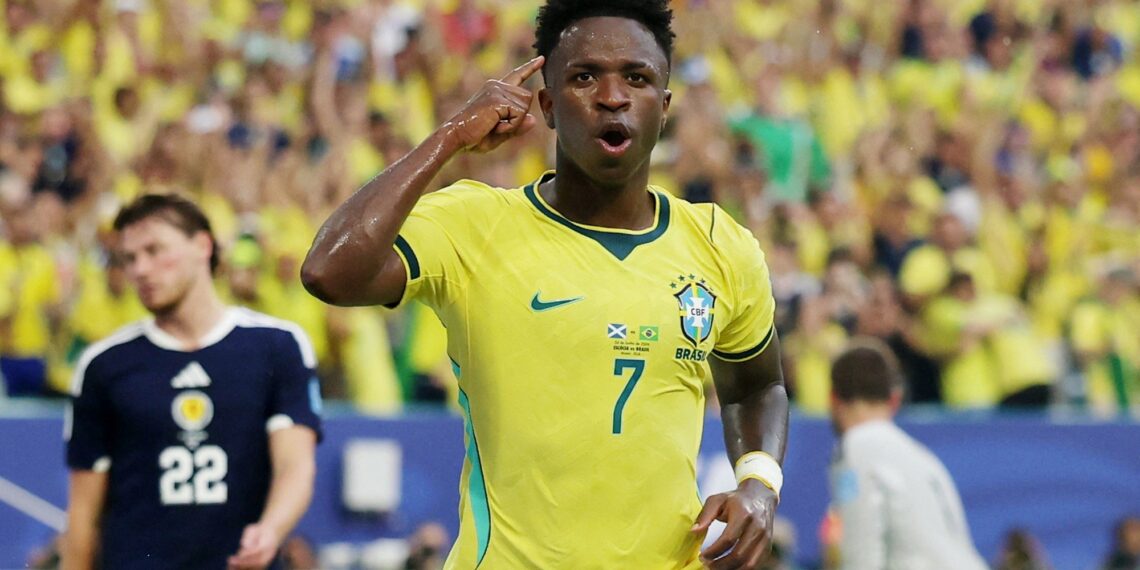 É #FAKE que telejornal noticiou que juiz de Brasil x Escócia foi suspenso da Copa do Mundo por anular gol de Vini Jr.; cena foi criada com IA