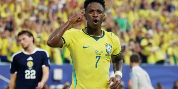 É #FAKE que telejornal noticiou que juiz de Brasil x Escócia foi suspenso da Copa do Mundo por anular gol de Vini Jr.; cena foi criada com IA