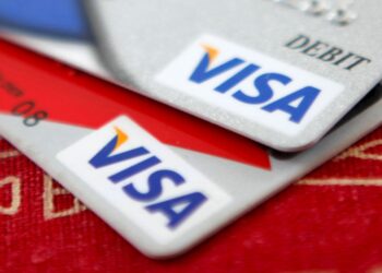 Visa corta 2.600 empregos em reestruturação com foco em IA