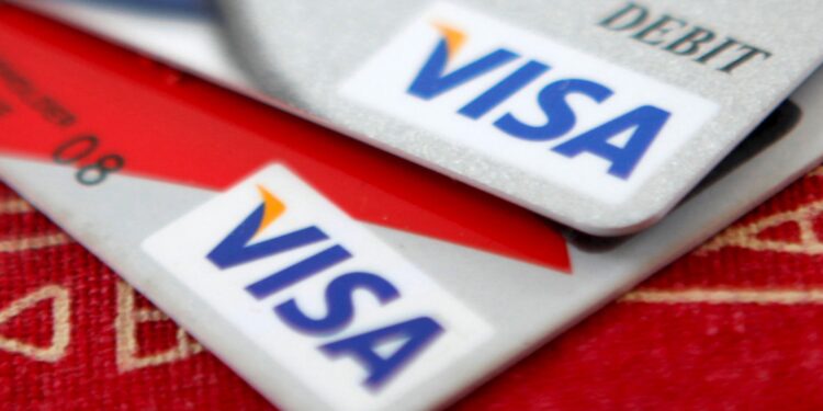 Visa corta 2.600 empregos em reestruturação com foco em IA