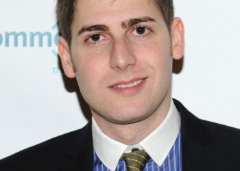 Quem é Eduardo Saverin, bilionário brasileiro que comprou participação no Liverpool
