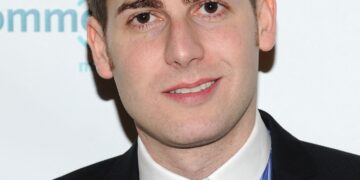 Quem é Eduardo Saverin, bilionário brasileiro que comprou participação no Liverpool