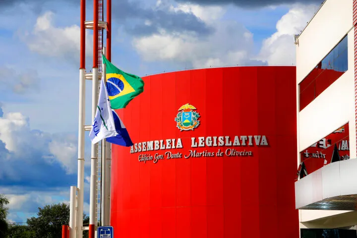 90% dos deputados tentam reeleição na Assembleia e 75% à Câmara; veja nomes