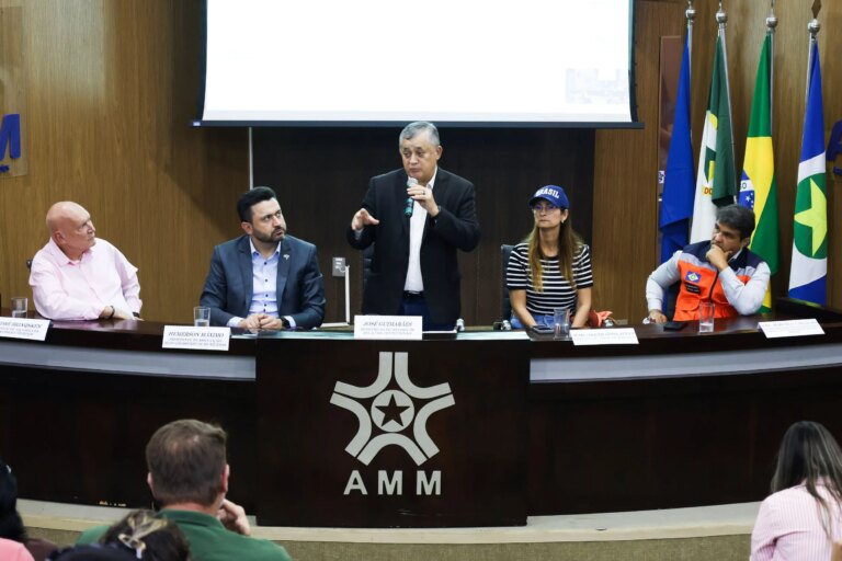 Ministro das Relações Institucionais se reúne com prefeitos de Mato Grosso para discutir impactos de eventos climáticos
