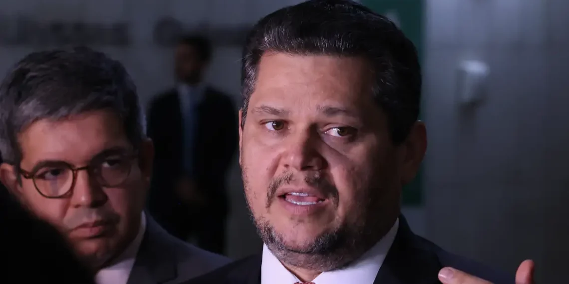 Alcolumbre envia PEC do fim da escala 6×1 para CCJ do Senado