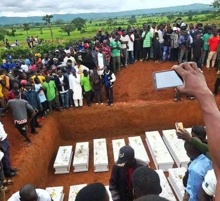 Funeral coletivo de 30 cristãos assassinados na Nigéria