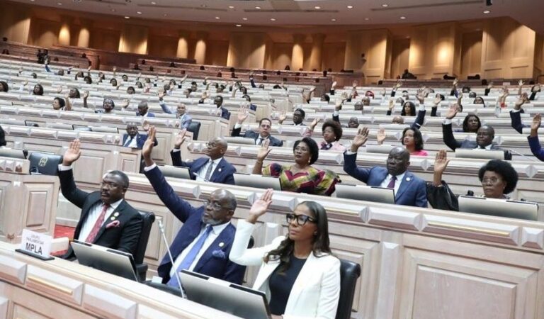 Angola aprova lei que exige formação em teologia para líderes religiosos