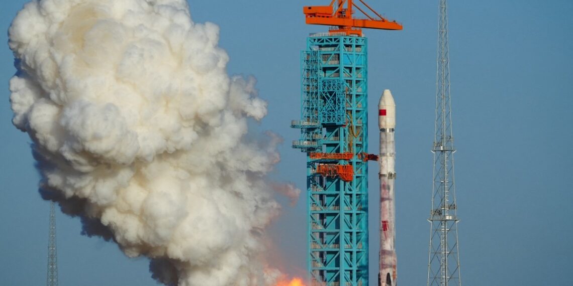 Foguete dá ré? China consegue feito inédito ao fazer propulsor voltar e pousar em terra firme; VÍDEO