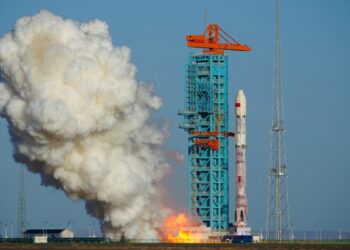 Foguete dá ré? China consegue feito inédito ao fazer propulsor voltar e pousar em terra firme; VÍDEO