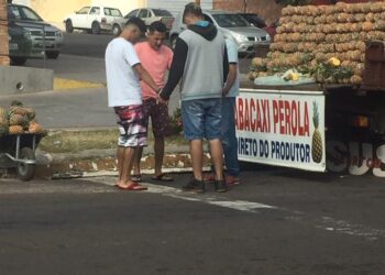 Vendedores que oram para Deus abençoar abacaxi viraliza no Facebook