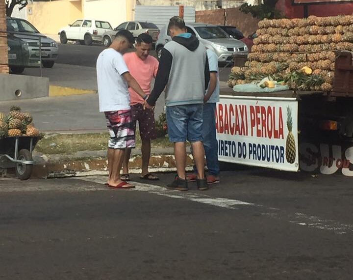Vendedores que oram para Deus abençoar abacaxi viraliza no Facebook