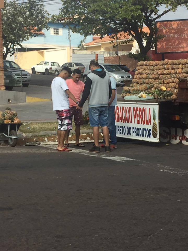 Vendedores que oram para Deus abençoar abacaxi viraliza no Facebook