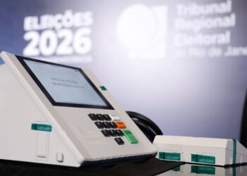 Eleitores que moram no exterior podem solicitar voto em trânsito