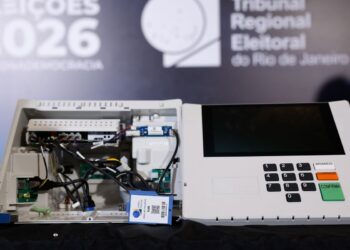 Urna eletrônica é aberta em transmissão ao vivo pela primeira vez
