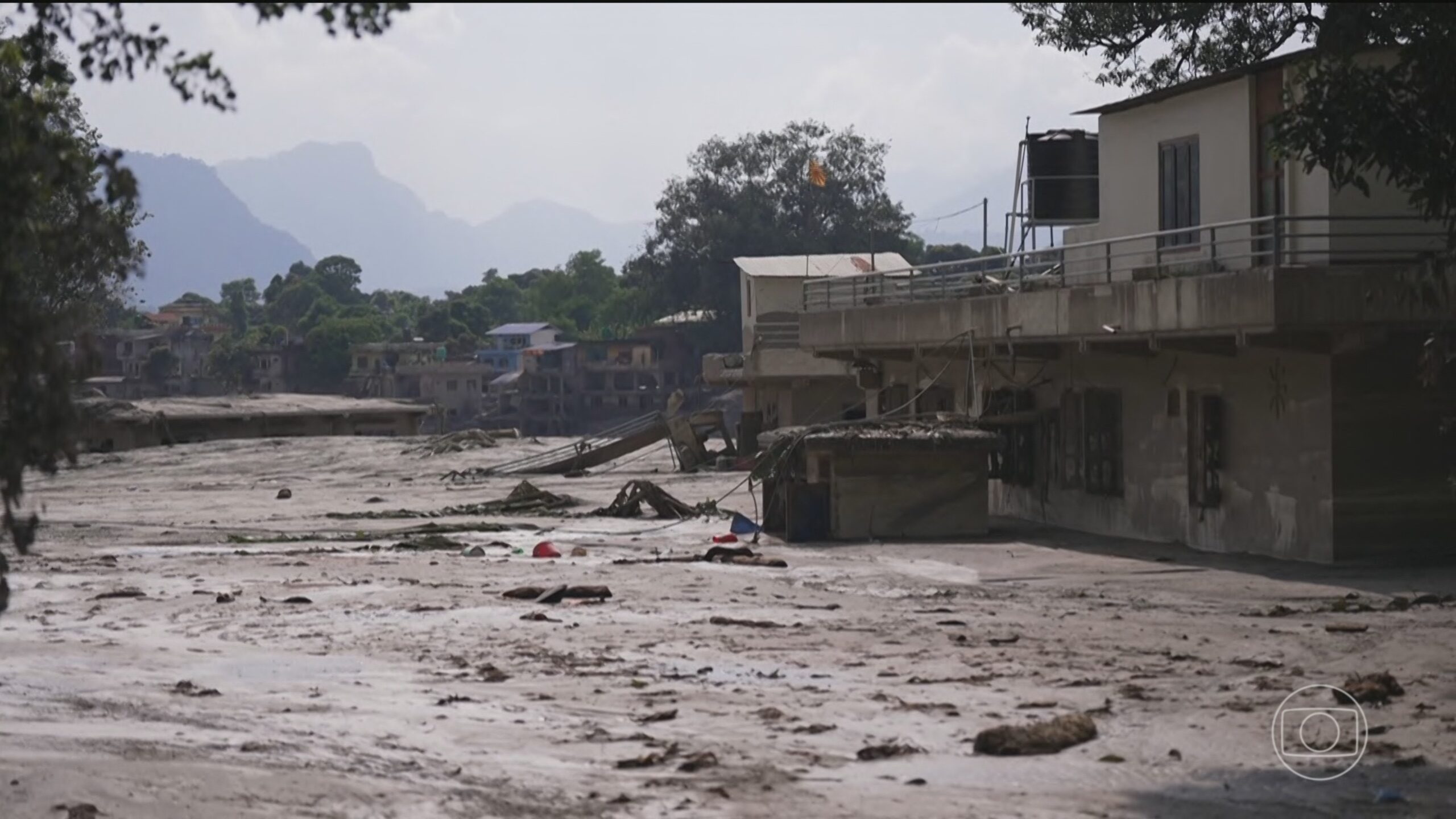 É #FAKE vídeo que mostra avalanche de lama atingindo homens no Nepal; cena foi criada com inteligência artificial