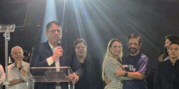 Tarcísio agradece a Bolsonaro e defende legado em convenção