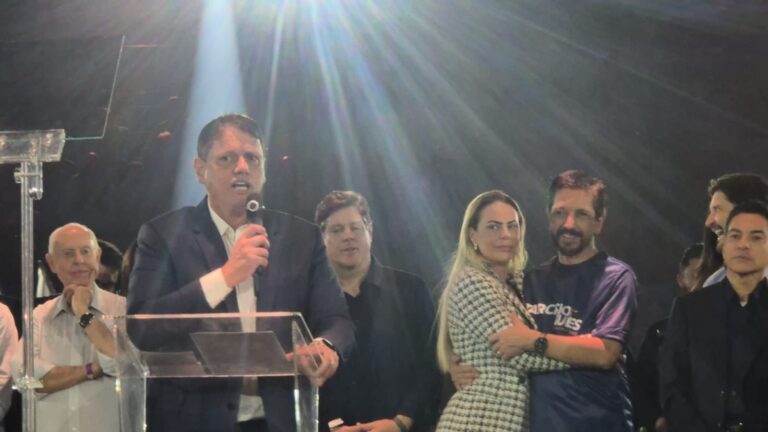 Tarcísio agradece a Bolsonaro e defende legado em convenção