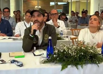Abelardo De La Espriella realiza retiro espiritual com gabinete