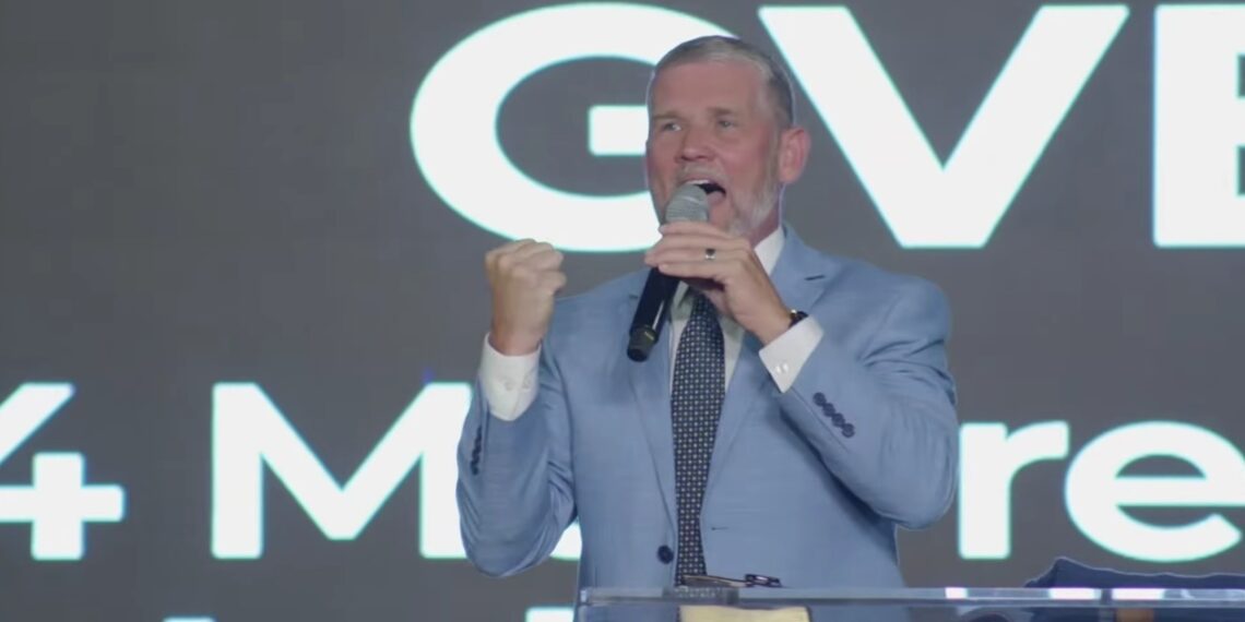 Igreja de Greg Locke se mudará após queda de frequência