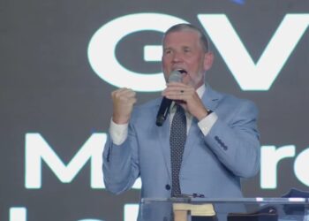 Igreja de Greg Locke se mudará após queda de frequência