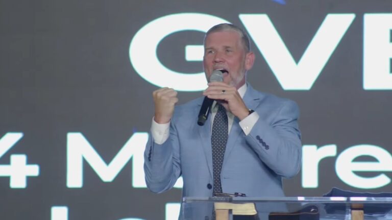 Igreja de Greg Locke se mudará após queda de frequência