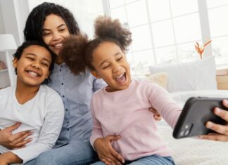 Psicóloga alerta sobre proteção de filhos nas redes sociais