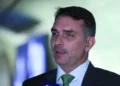 Flávio Bolsonaro promete reduzir impostos e ministérios
