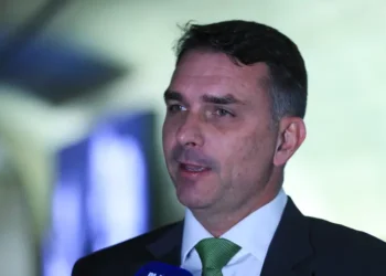 Flávio Bolsonaro promete reduzir impostos e ministérios