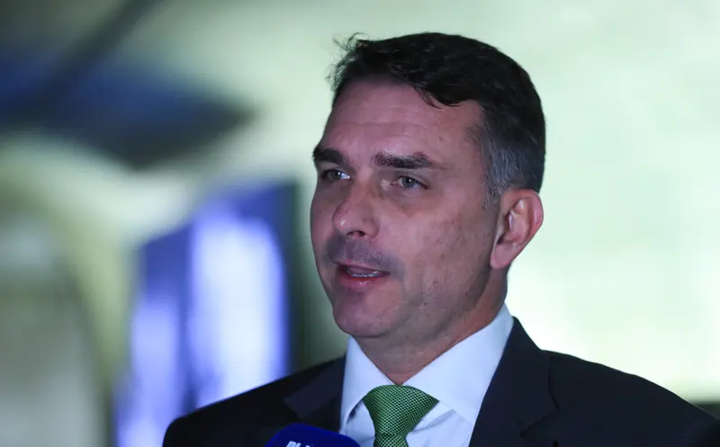Flávio Bolsonaro promete reduzir impostos e ministérios