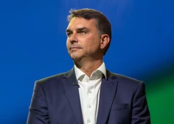 Flávio Bolsonaro confirma Alfredo Gaspar como vice em sua chapa